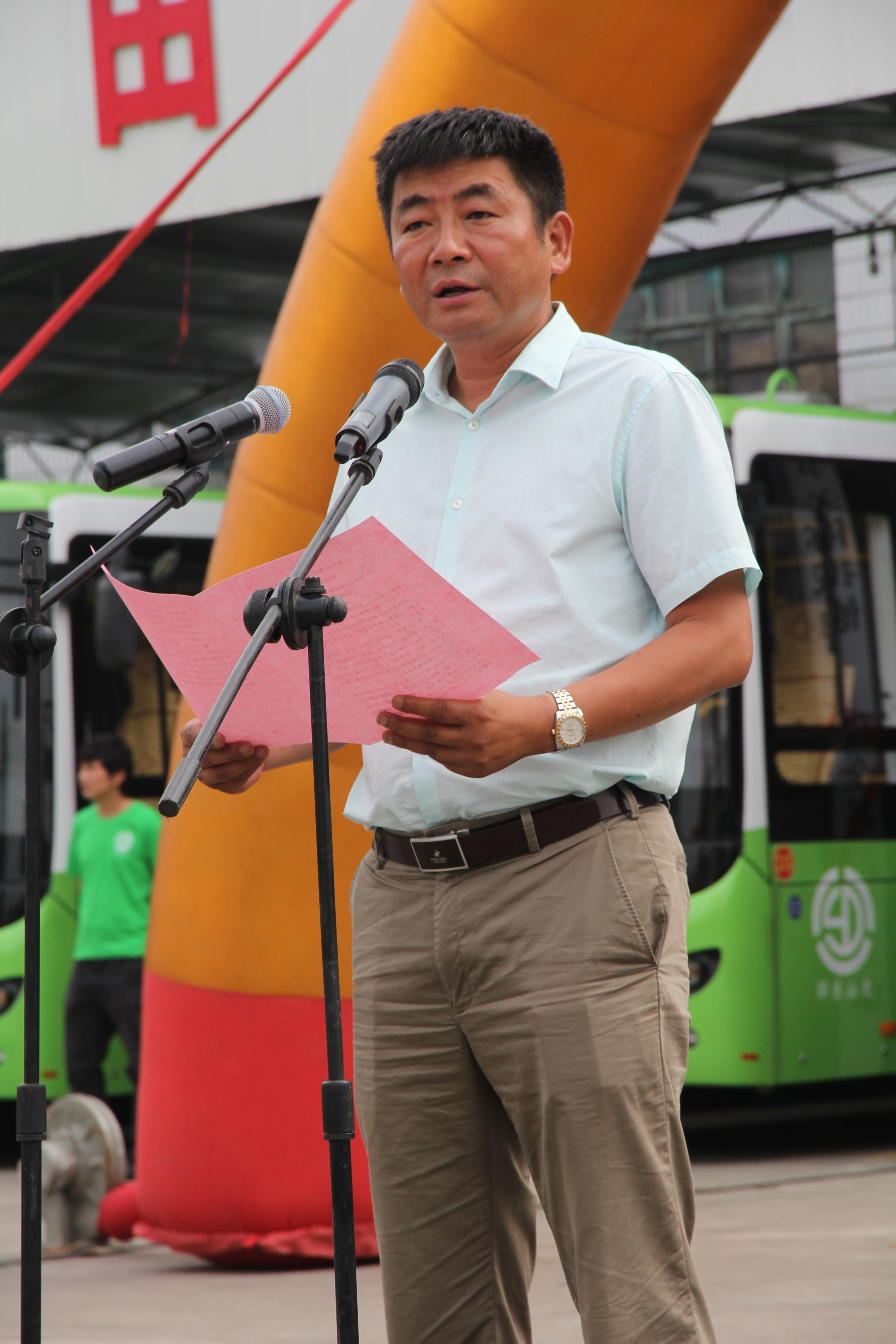 圖為純電動公交車整裝待發(fā)。圖為市民在試乘純電動公交車