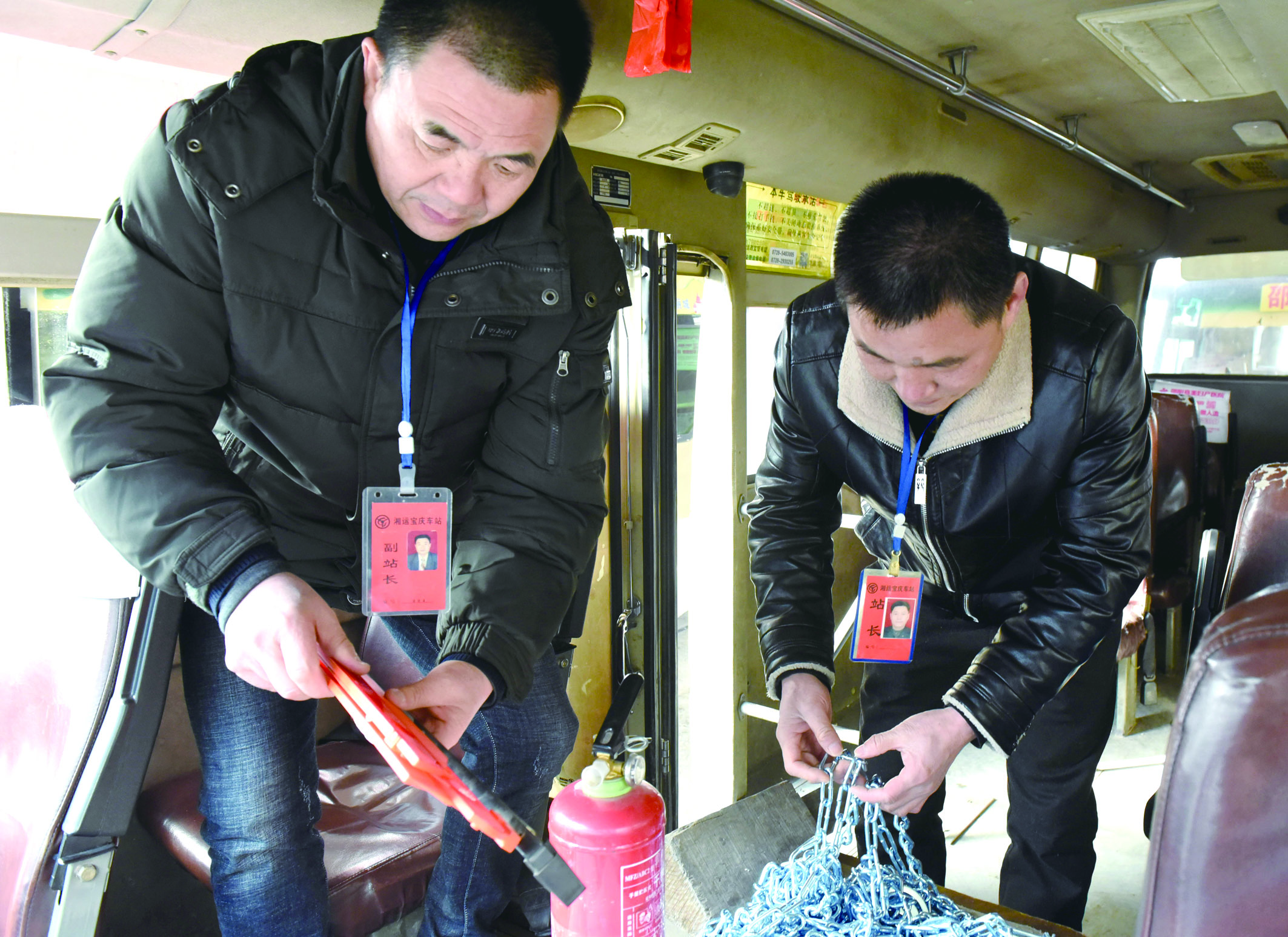 2月8日，市寶慶汽車站工作人員正在營運車上檢查應(yīng)急設(shè)施及器材是否齊全有效