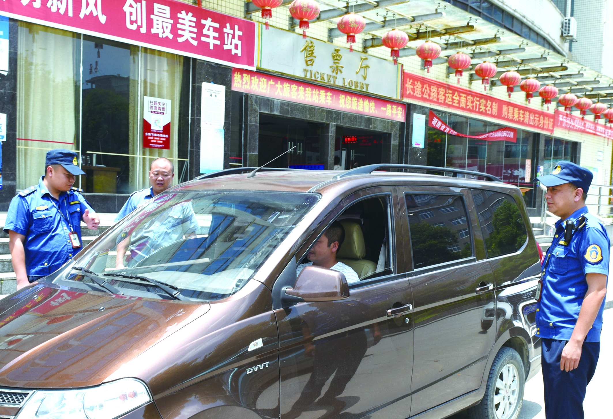 7月10日，洞口縣黃橋鎮(zhèn)副鎮(zhèn)長謝揚標（右）在黃橋汽車站檢查營運客車安全檢查情況。近段時間以來，黃橋汽車站全面排查交通安全等方面存在的安全隱患，并及時予以整改到位，做到防患于未然，確保安全生產(chǎn)工作萬無一失。據(jù)了解，今年上半年已消除交通安全隱患10余起。  李祖冠    攝影報道 