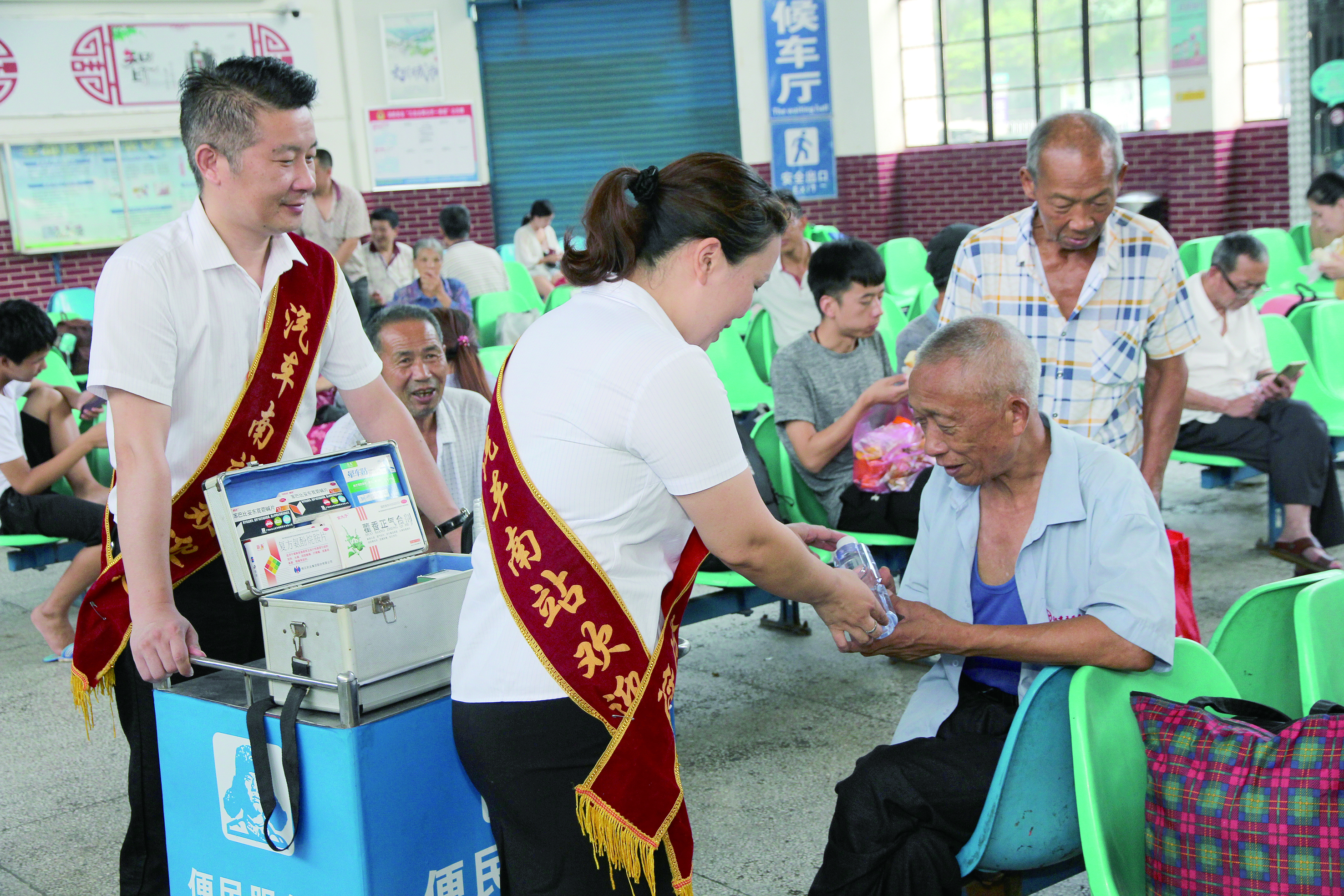 邵陽汽車南站：夏日送清涼 點滴沁人心 （李高雄 唐謨千報道）