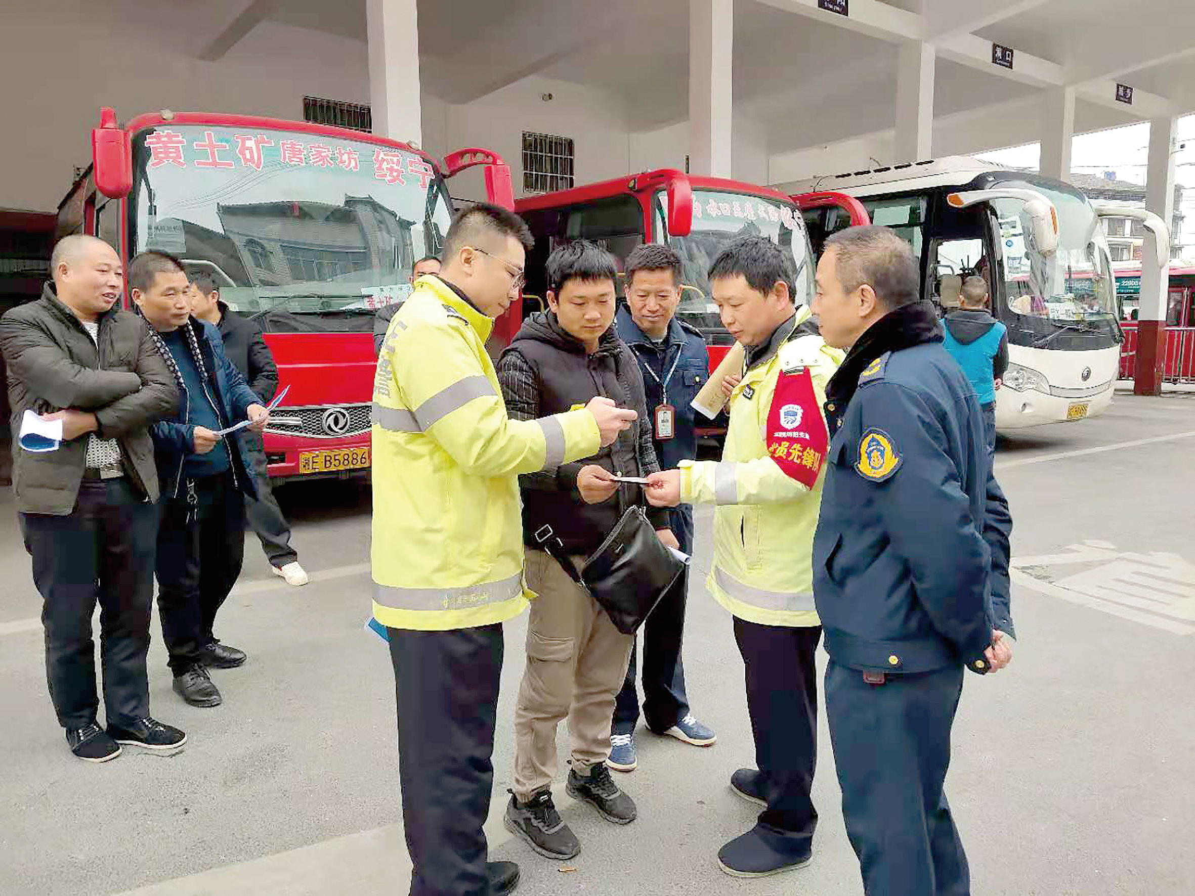 12月2日是全國交通安全日。當(dāng)天上午10時，綏寧分公司汽車總站舉行“知危險會避險、安全文明出行——關(guān)注農(nóng)村交通安全、暢行美麗鄉(xiāng)村”122交通安全日主題宣傳活動。 ? 此活動用生動的事例教育廣大從業(yè)人員樹立美麗鄉(xiāng)村安全暢行責(zé)任意識、服務(wù)意識，進一步增強廣大從業(yè)人員安全事故的防范意識、辨別意識，緊急避險應(yīng)急處理方法。 省高速交警綏寧大隊、綏寧縣運管所等負(fù)責(zé)人到活動現(xiàn)場進行指導(dǎo)。  劉永松