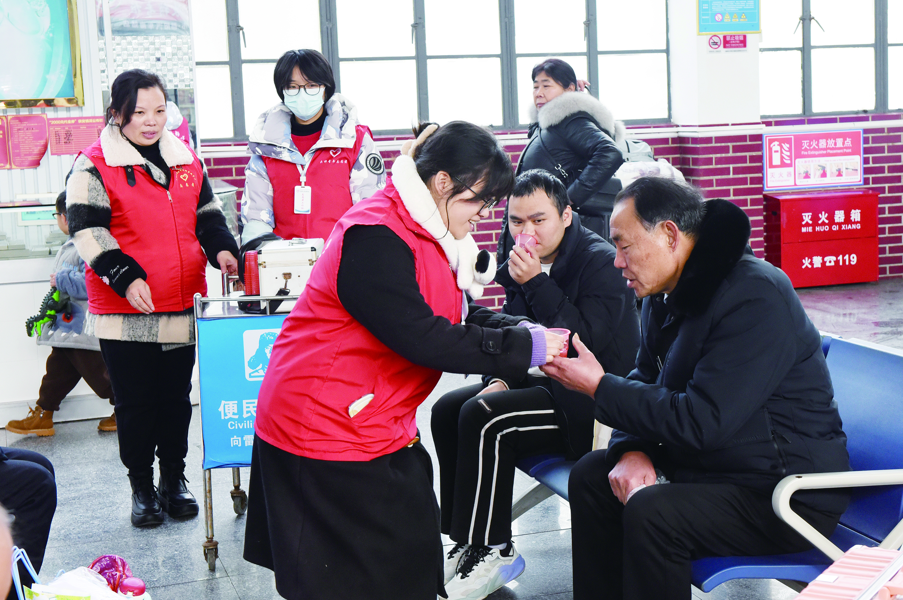 又是一年春運時 溫暖相伴出行路 ——春運首日見聞 李高雄 徐容芳 王智春